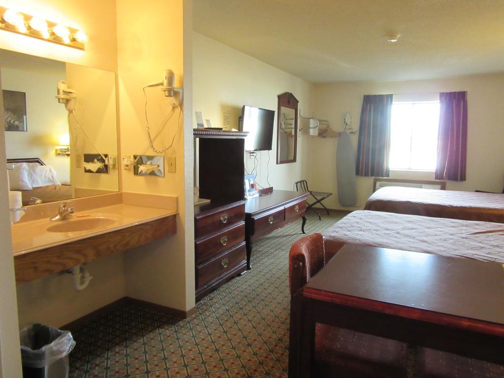 Howard Johnson By Wyndham Wichita Airport מראה חיצוני תמונה
